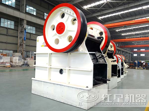 鄂式破碎機(jī)廠(chǎng)家車(chē)間一角